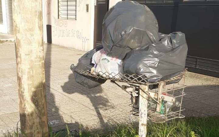 "La basura queda ahí pudriéndose", la queja de una vecina de 72 entre 8 y 9