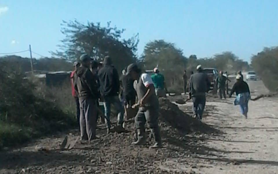 Olmos: cansados de una calle rota, un grupo de vecinos compró los materiales y la arregló