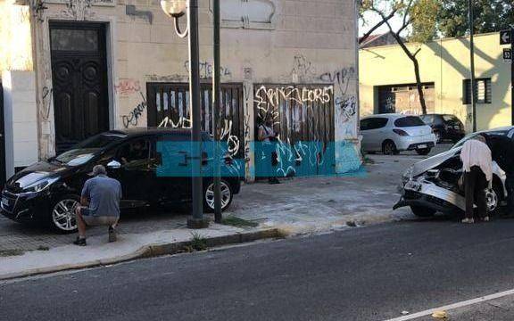Choque en 53 y 17: auto subió a la vereda y de "milagro no mató a nadie"