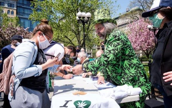 Ofrecen marihuana gratis a los vacunados contra el coronavirus en Nueva York