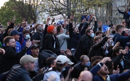 Hinchas furiosos por el nuevo torneo europeo atacaron el bus de uno de los equipos