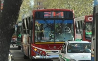 Asaltaron y balearon a un chofer de la línea 214 en Los Hornos