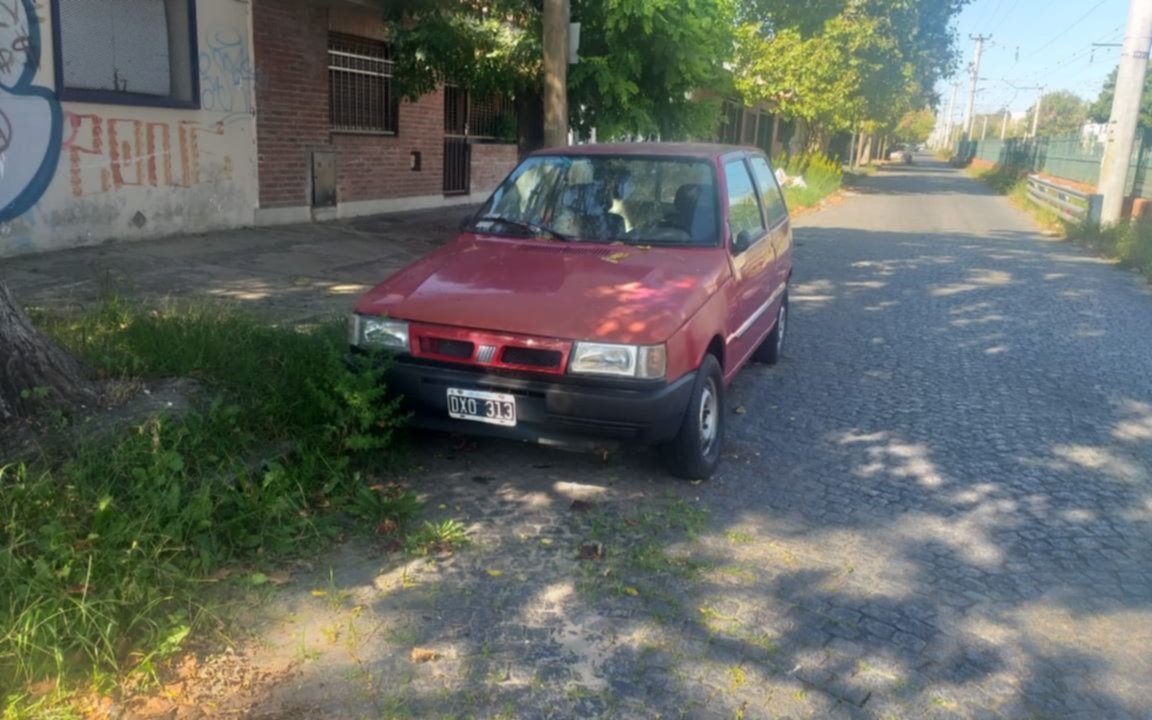Un Fiat Uno abandonado hace cuatros meses en 1 y 34
