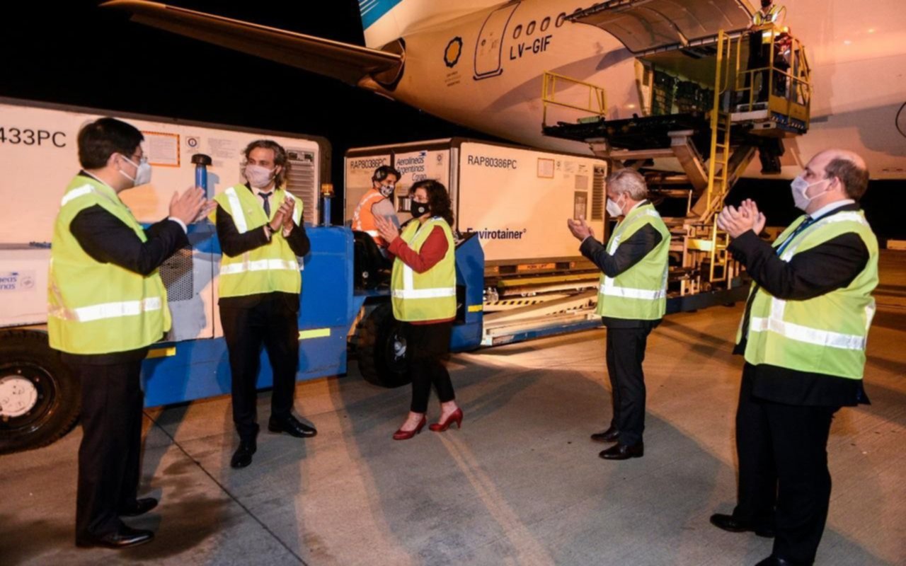 Parte hoy el segundo vuelo a China: trae vacunas Sinopharm para aplicar segunda dosis