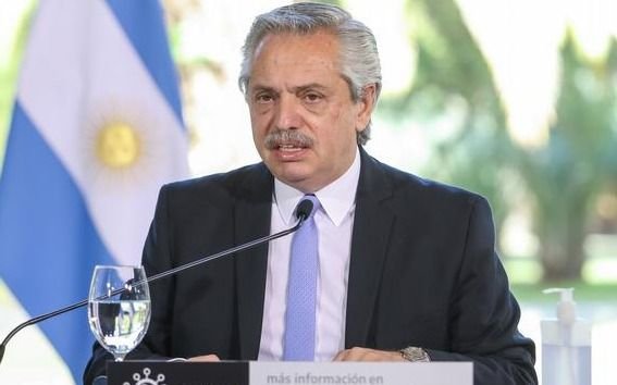 "Estamos esperando que AstraZeneca empiece a cumplir compromisos con América Latina", dijo Fernández