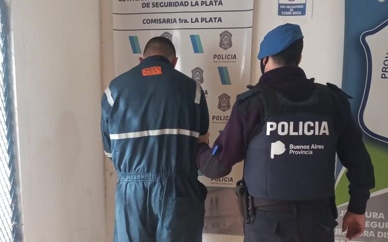 Robó una joyería en 12 y 48 y lo atraparon cuando quiso fugarse en micro