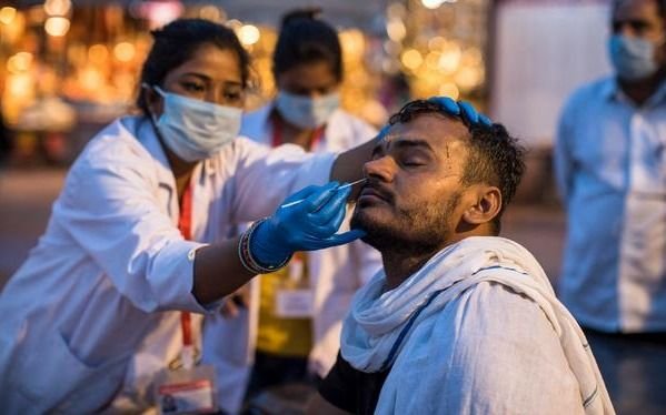Crece el temor en Europa a la temible variante india del coronavirus