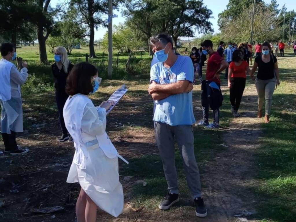 En los barrios, alta positividad, más jóvenes afectados y familias enteras contagiadas