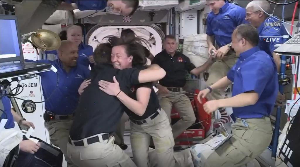 La cápsula de SpaceX ya está acoplada a la Estación Espacial Internacional