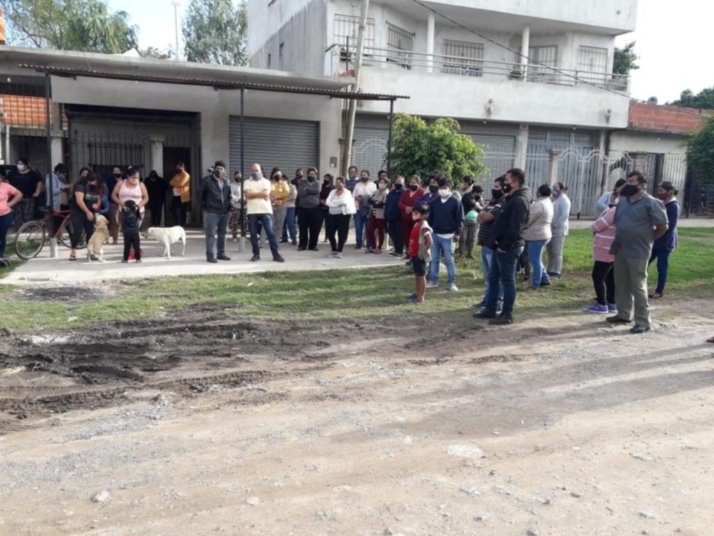 Balearon a un hombre en un asalto y los vecinos advierten que “se harán cargo”