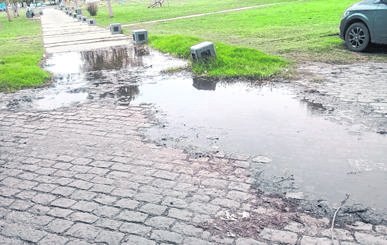 Una cañería rota lleva más de cinco meses en 18 y 71