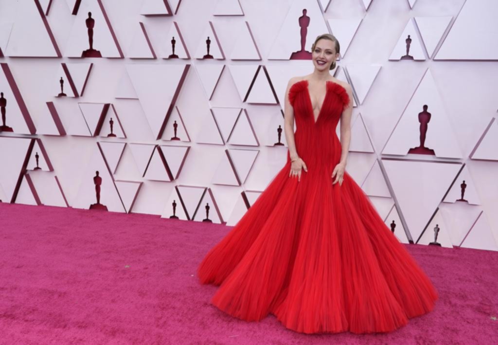 Una extraña alfombra roja, con vestidos relajados y aires pandémicos