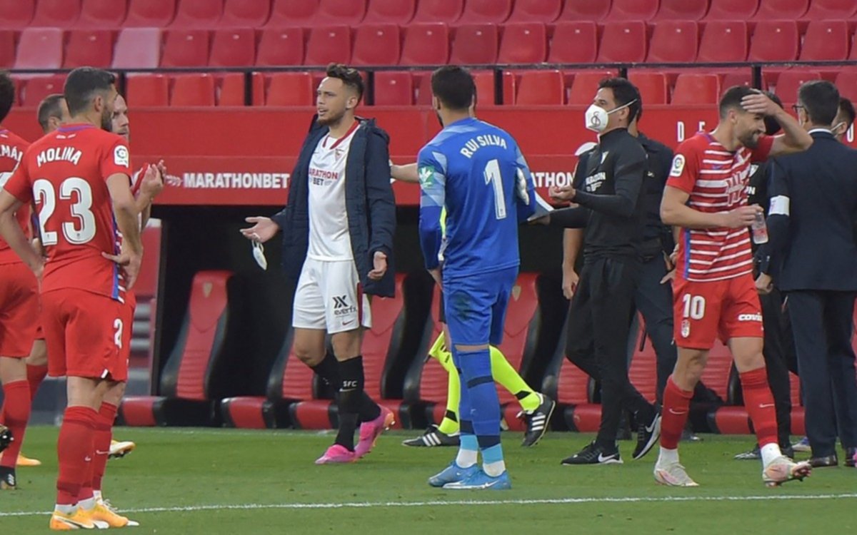 Arbitro marcó el final del partido por error y tuvo que buscar a los jugadores a las duchas