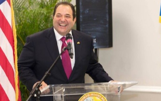 El alcalde de Miami ofrece vacunas a turistas internacionales