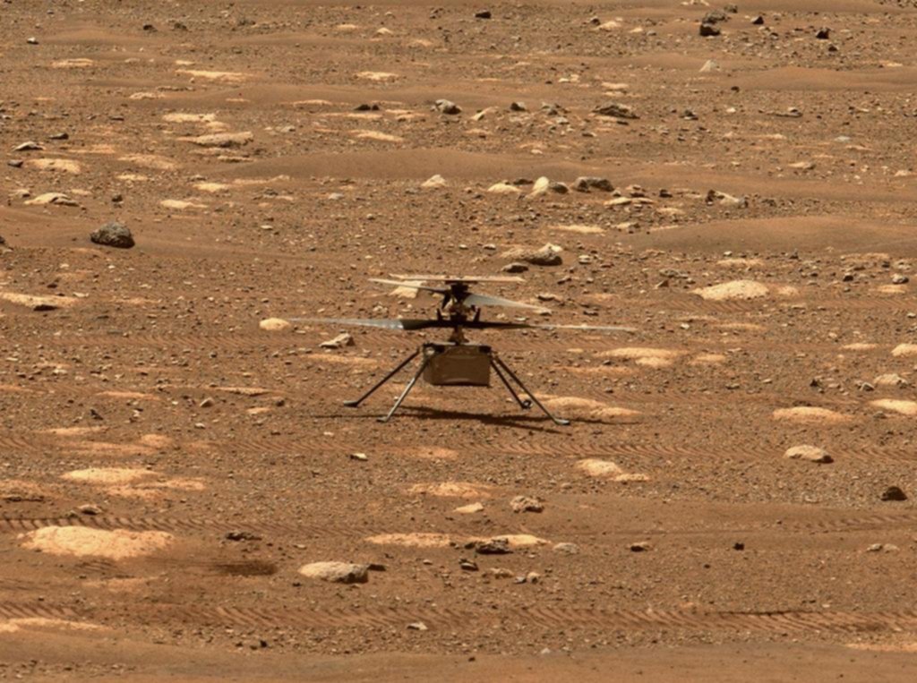 El pequeño helicóptero Ingenuity sigue volando por los cielos de Marte