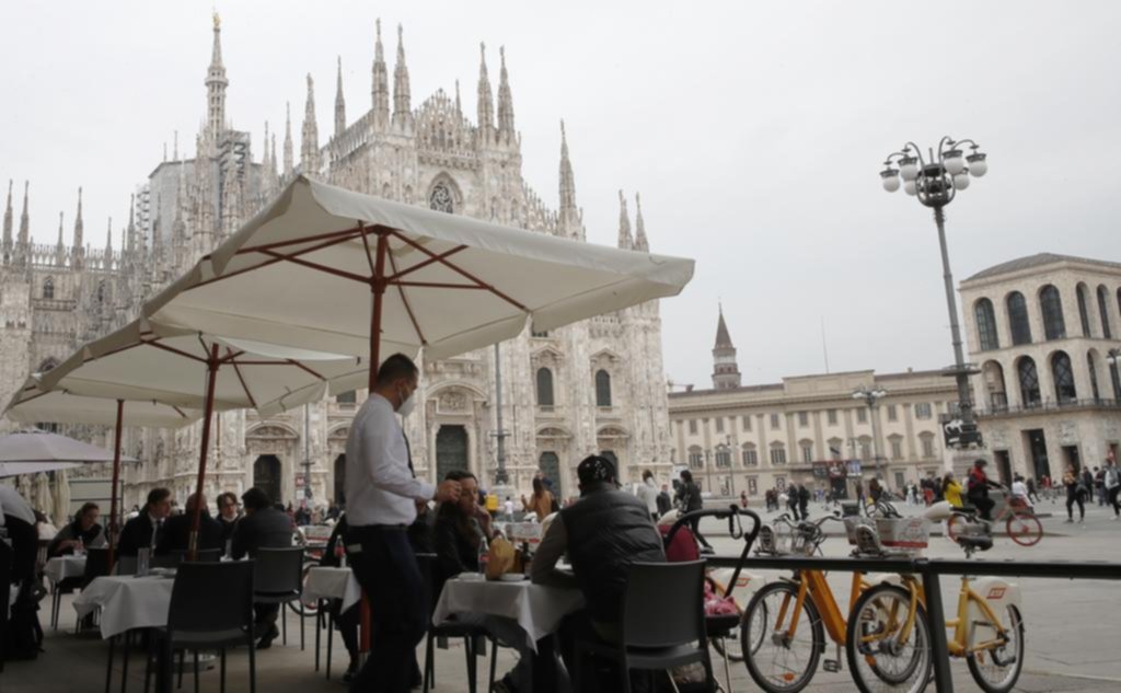 Italia afloja restricciones y reabren parcialmente cines, bares y restaurantes