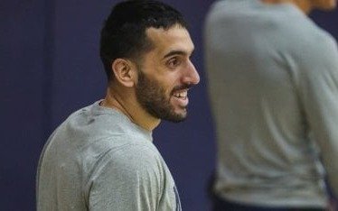 Campazzo en el centro de la escena por su actuación y el look que se volvió viral