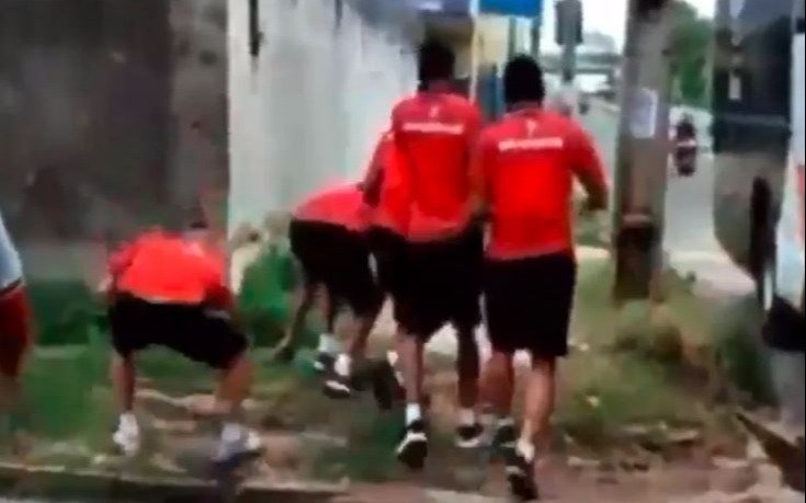 Impensado pero real: futbolistas se bajaron del micro y apedrearon a los hinchas