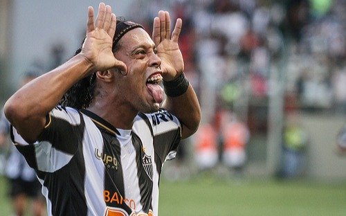 Ronaldinho, en crisis económica, se enteró que cobrará una fortuna inesperada