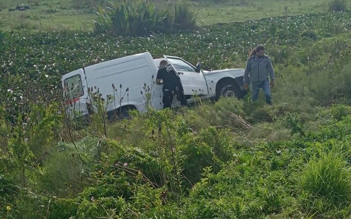 Por esquivar un lomo de burro se fue al zanjón de la avenida 66, en Berisso