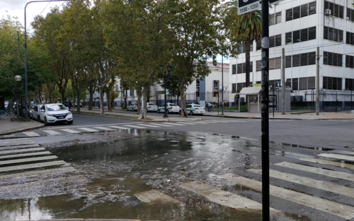 “Llevamos 4 días de pérdida de aguas cloacales frente  a Salud"