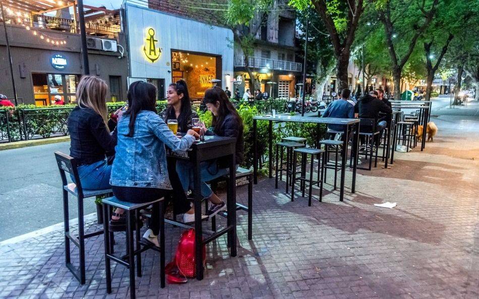 Rosario habilitó toldos móviles y calefacción exterior en locales gastronómicos