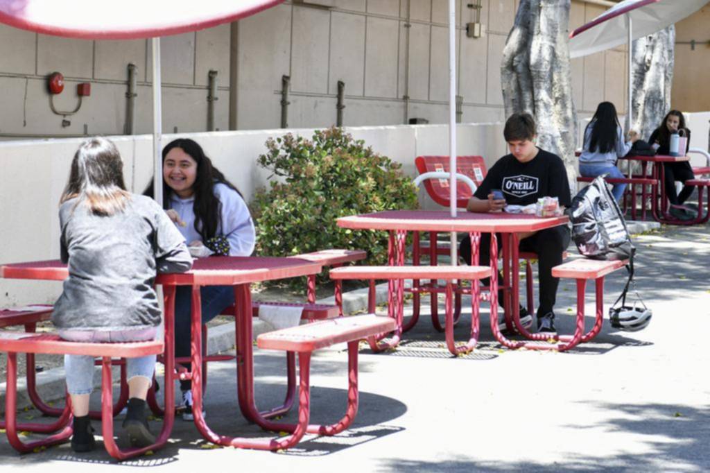 EE UU recomienda que los vacunados dejen de usar barbijo al aire libre