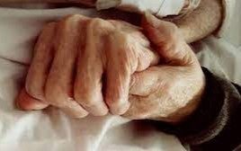 Acusan a una mujer de 79 años de engañar y robar a un amigo de 89