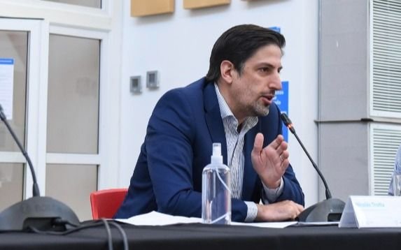 Trotta: "Estamos trabajando para ver cuánto más tenemos que acotar la presencialidad"