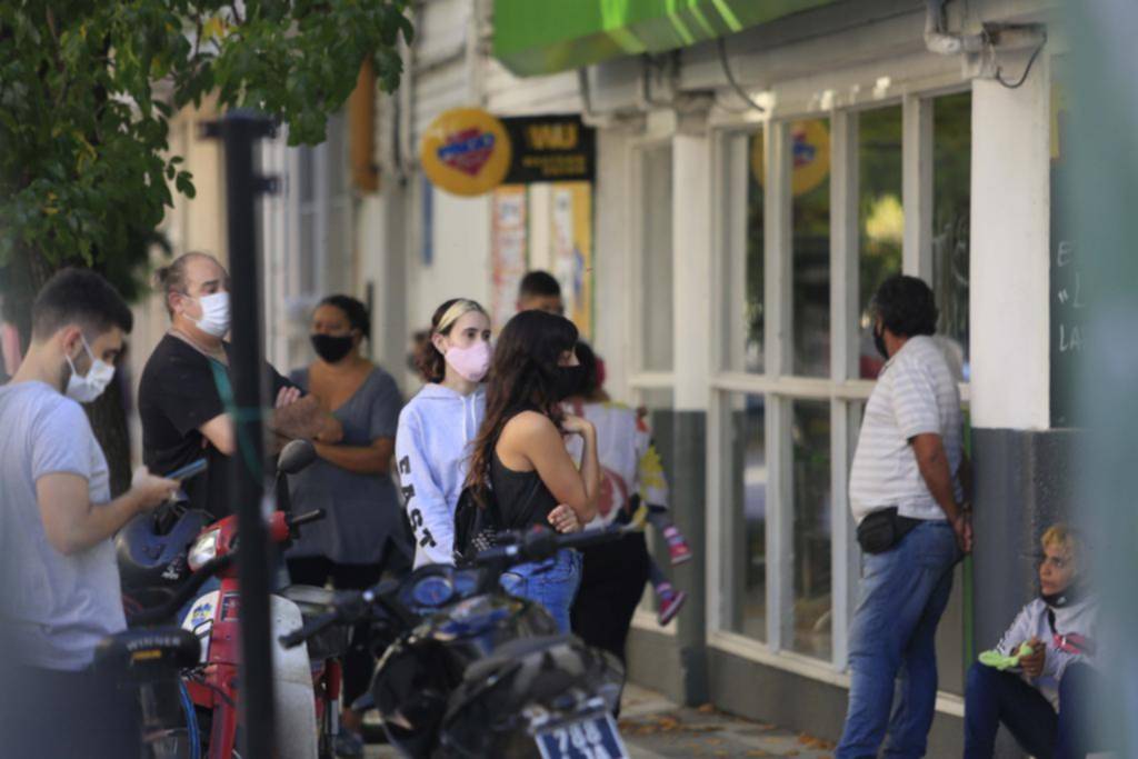 Covid: aconsejan no hablar en el súper ni en el transporte público