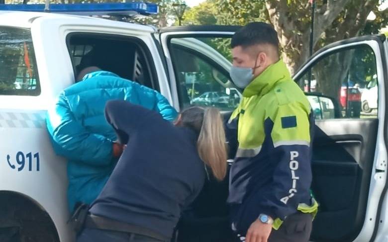 Robó en City Bell, huyó y lo pescaron en tiempo récord