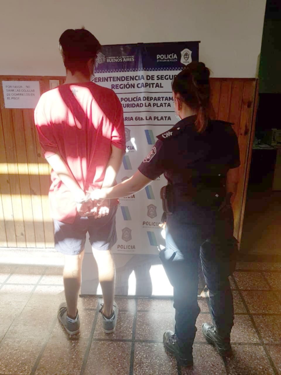 Se quiso robar varios whiskies y otras bebidas en el Walmart de La Plata y lo descubrieron