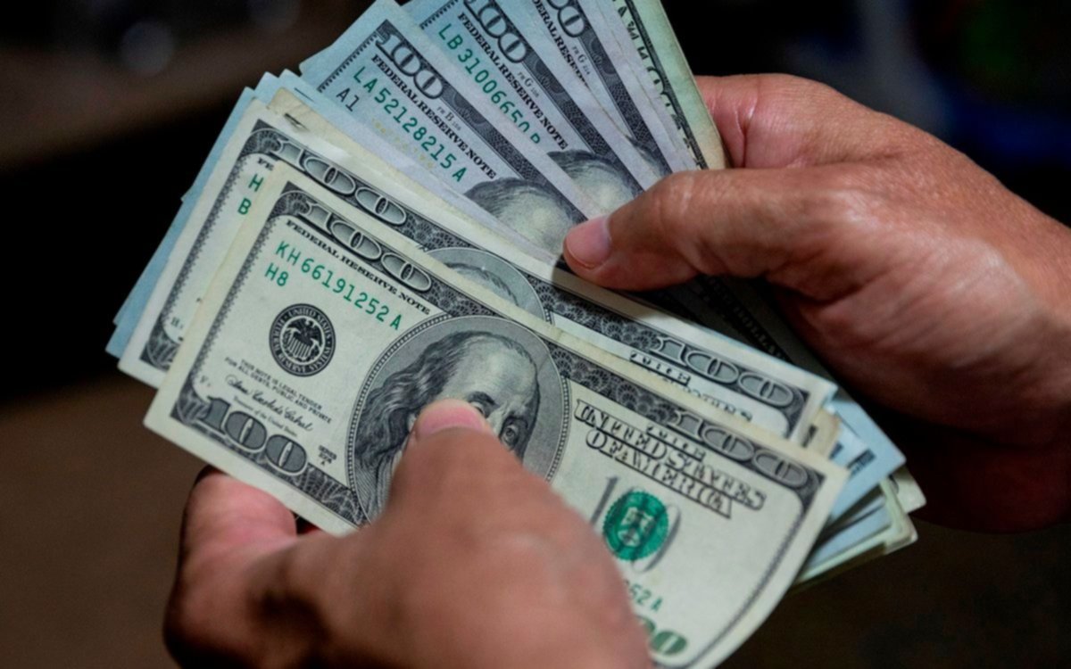 El dólar blue retrocedió 8 pesos y cerró en $154
