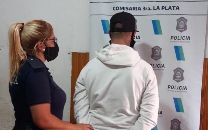 Tenía pedido de captura, quiso eludir un control policial en Los Hornos y cayó