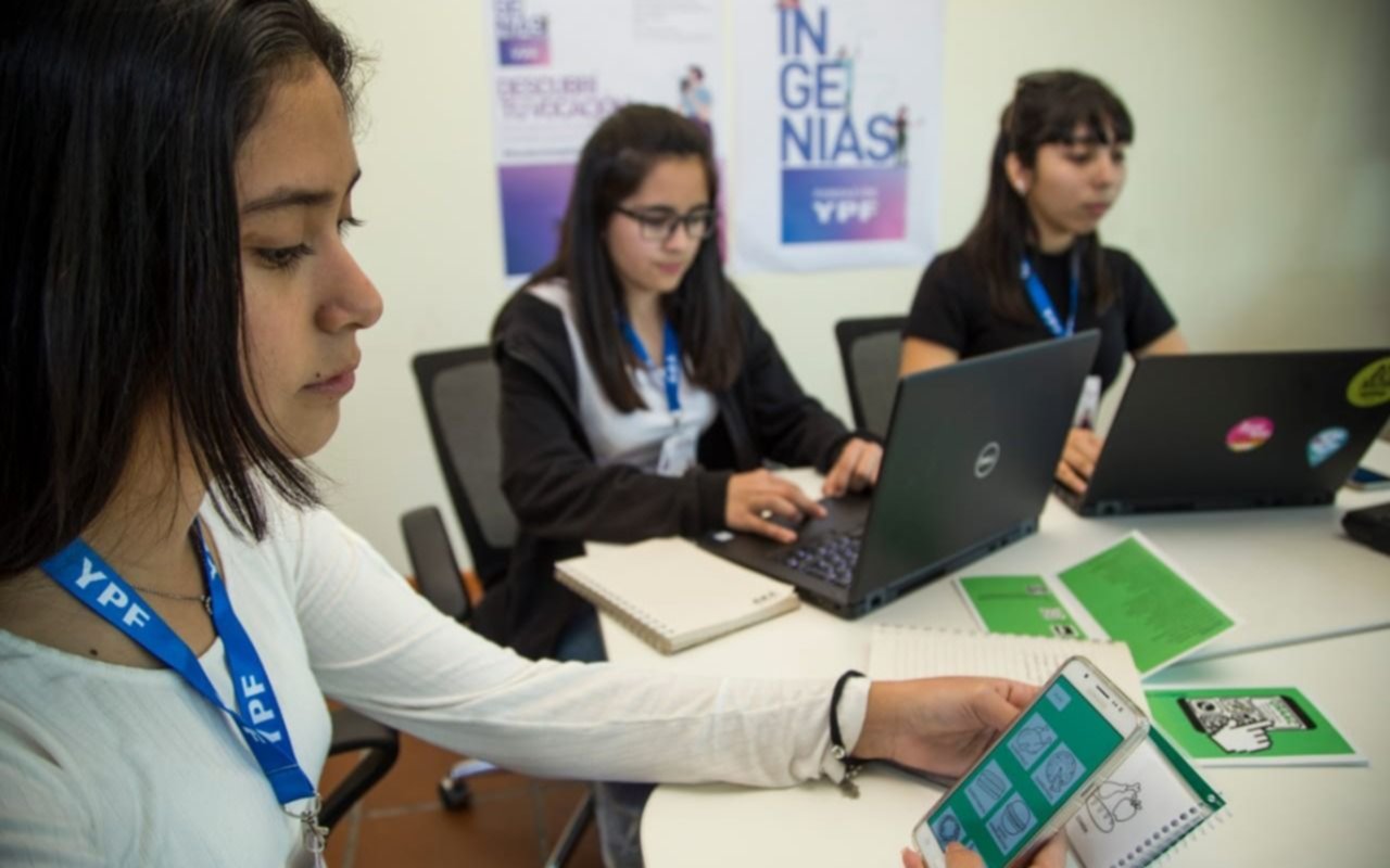 Adolescentes de Ensenada: abrió la inscripción para los Clubes Ingenias de YPF