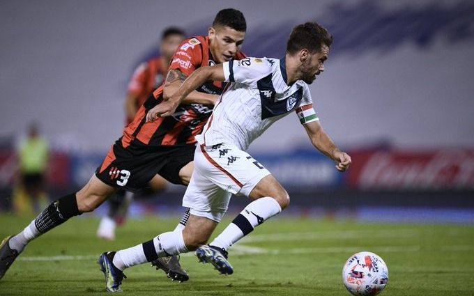 Vélez superó a Patronato y se aseguró el primer puesto en la zona 2 