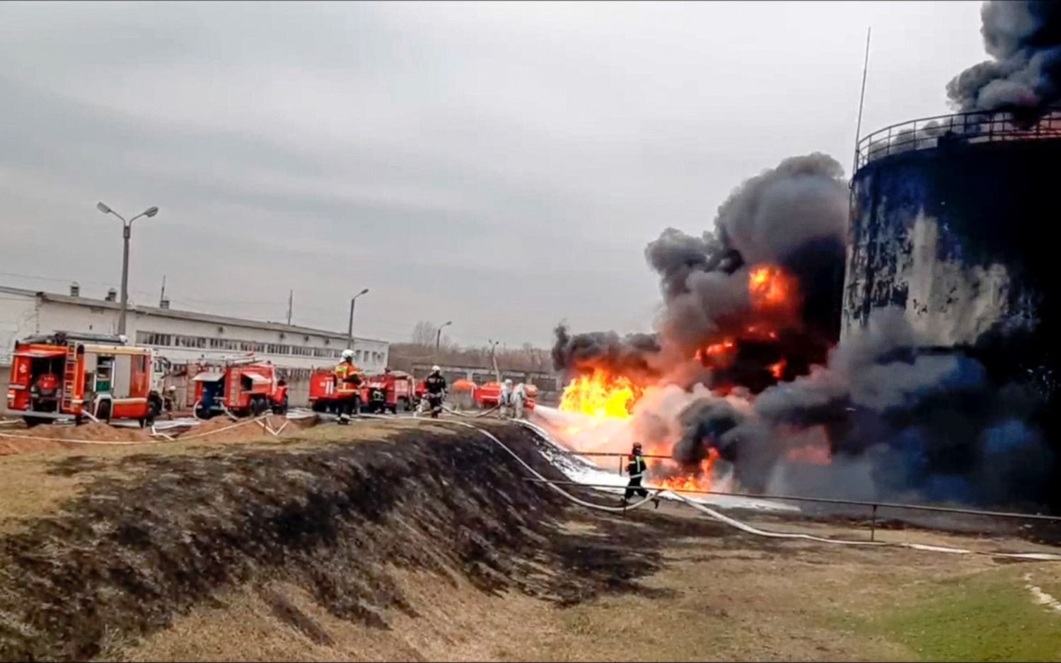 Helicópteros ucranianos bombardearon un depósito de combustibles en territorio ruso