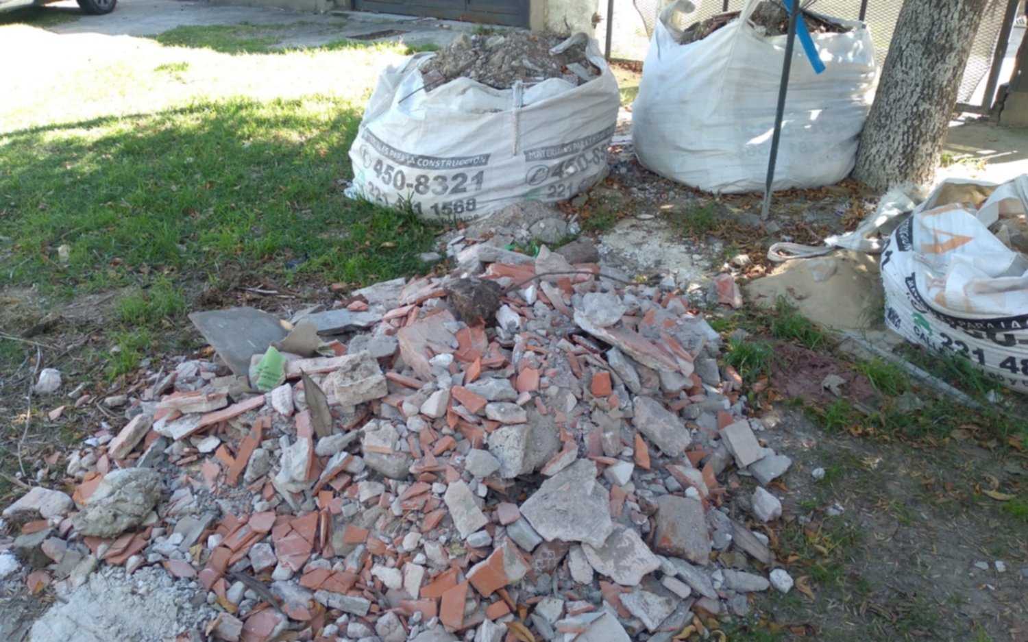 Vecinos de calle 68 y 134 reclaman para que levanten escombros