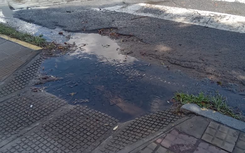 Charco que obstaculiza la rampa y tremenda pérdida de agua en diagonal 74 y calle 56