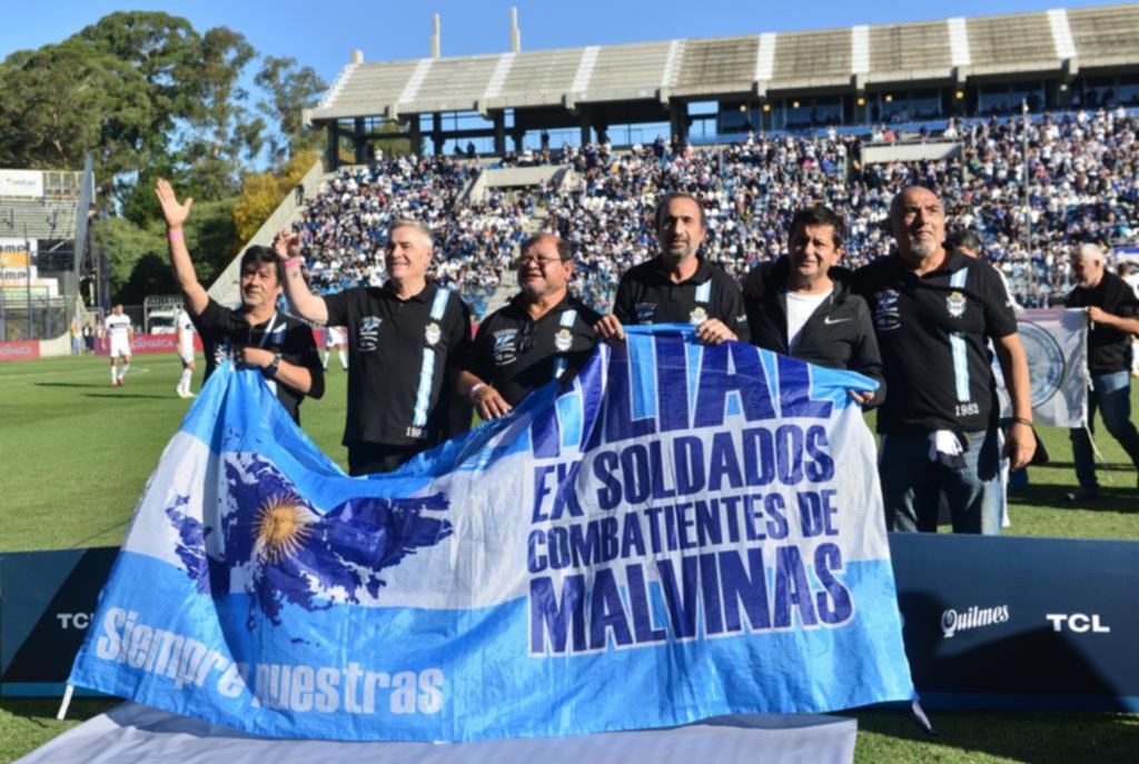 Emotivo homenaje para los ex combatientes de Malvinas en el estadio del Bosque