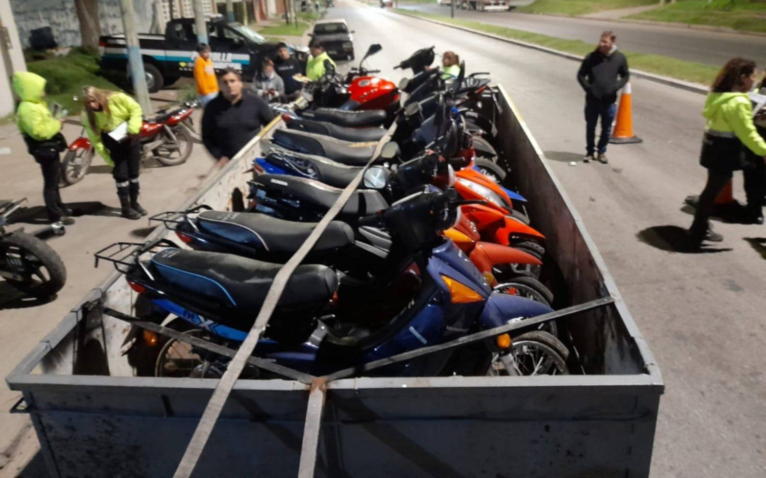 Descontrol nocturno: manejó la moto tomando cerveza hasta el operativo