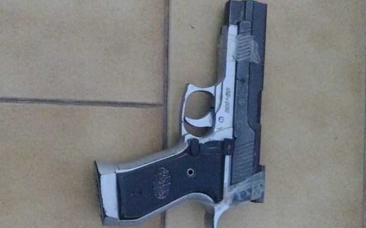 Aprehenden a dos menores, de 13 y 15 años, que robaban con una réplica en barrio Aeropuerto