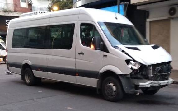 Choque en 8 y 48 entre una combi y una moto dejó dos heridos