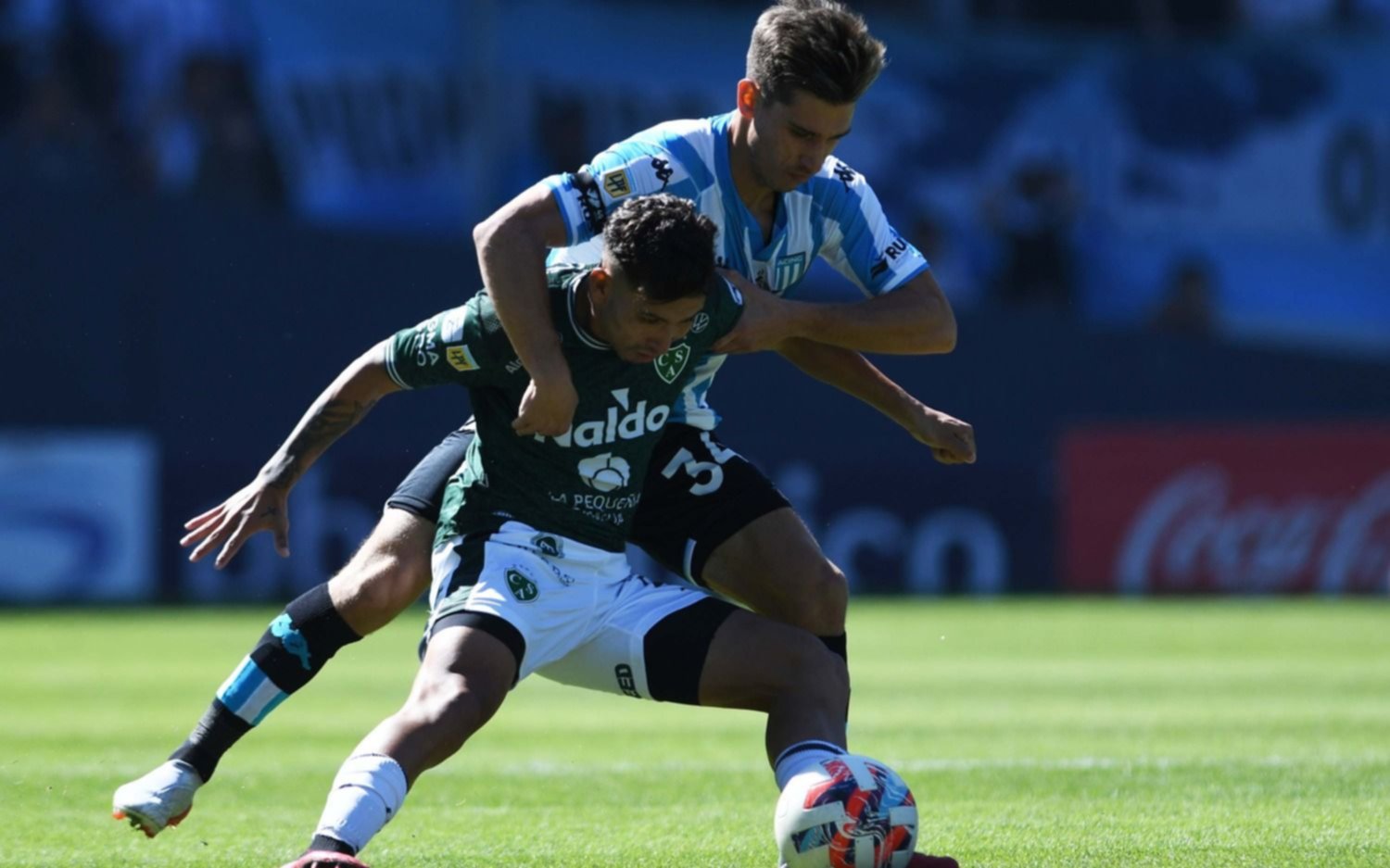 Racing lo dio vuelta ante Sarmiento y sigue como firme líder 