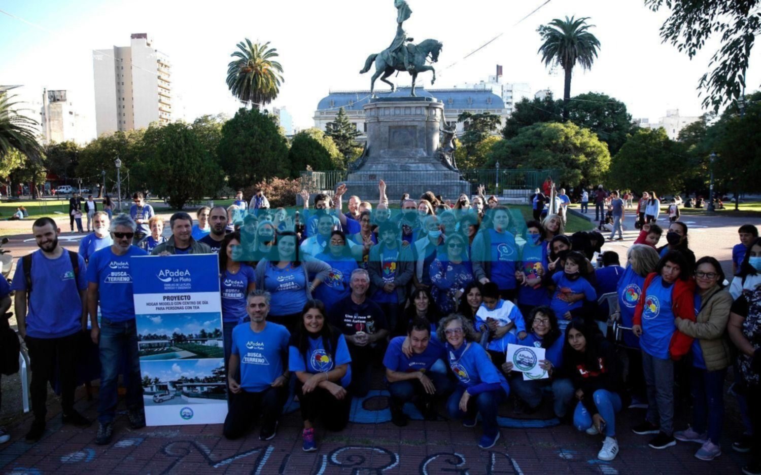 Decenas de padres en Plaza San Martín en el Día Mundial de la Concienciación sobre el Autismo 