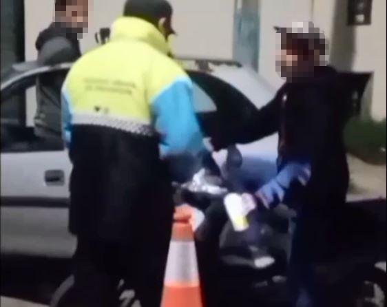 Paró en el control con una cerveza en la mano
