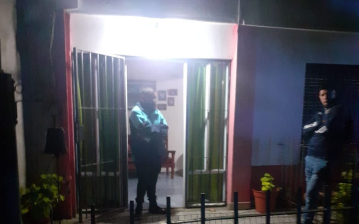 Horror en La Plata: matan a un hombre de un cuchillazo y detienen a su hijastro