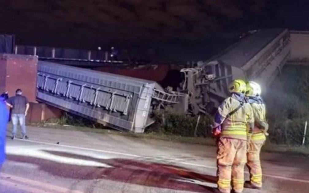 Rosario: tres vagones cayeron de un tren carguero tras el colapso de puente ferroviario