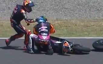Como en el Oscar pero en el Mundial de Moto3: piloto le pegó a otro porque lo chocó