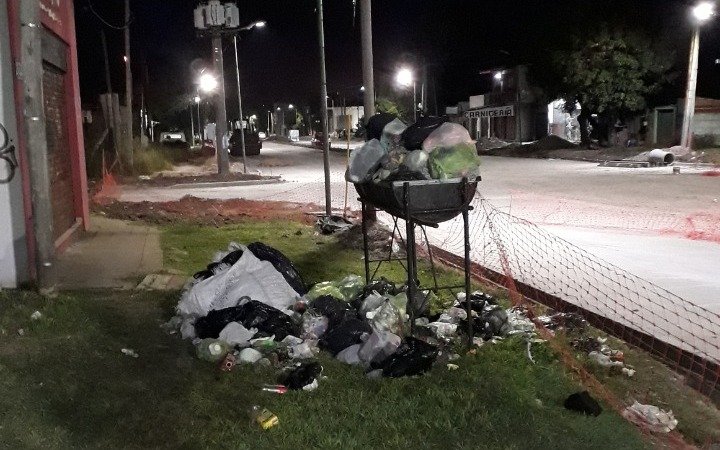 Alertan por la acumulación de basura en un acceso de la Ciudad y piden canastos domiciliarios
